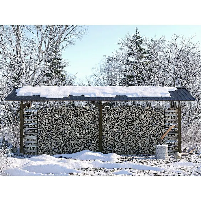 Metdach Abdeckplatte H12 - 120 cm x 90,6 cm x 0,35 mm, Silber - Ein Holzschuppen mit einem Dach, bedeckt mit Schnee und Eiszapfen, gefüllt mit Holz. Im Vordergrund liegt eine verschneite Landschaft.