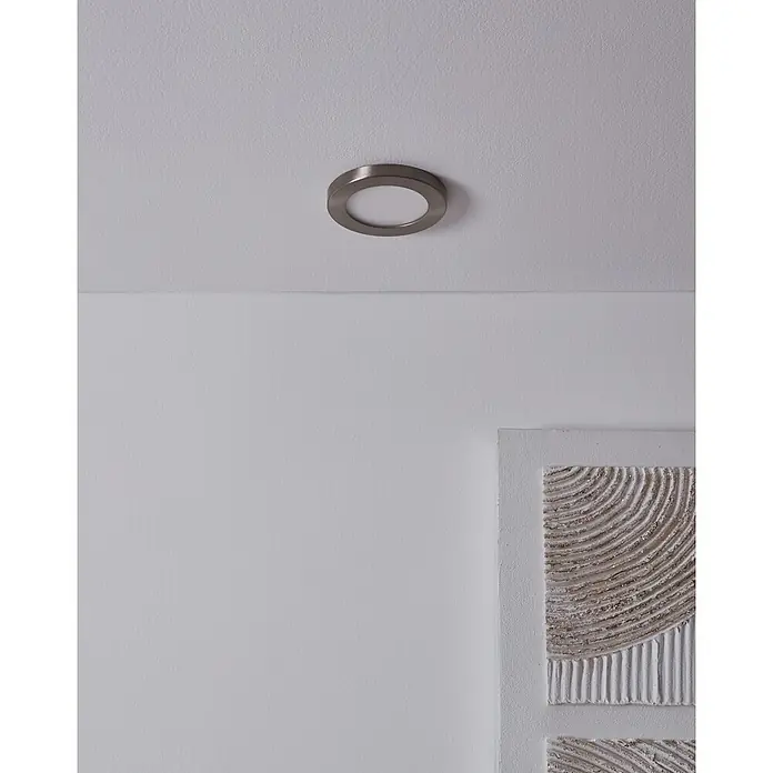 Eglo LED-Einbauleuchte FUEVA FLEX - 5,5 W, Nickel-matt, Warmweiß - Nahaufnahme einer runden Deckenleuchte aus gebürstetem Nickel, die ein modernes und minimalistisches Design zeigt.
