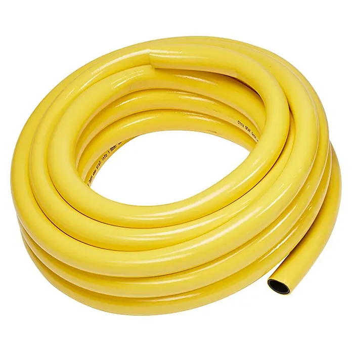 4rain Technikpaket Garten-Comfort - Passend für: 4Rain & Garantia Regenwassertanks - Gelber Gartenschlauch aufgerollt vor schwarzem Hintergrund. Ideal für die Gartenbewässerung und andere Outdoor-Anwendungen.