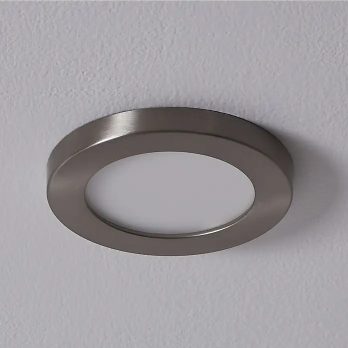 Eglo LED-Einbauleuchte FUEVA FLEX - 5,5 W, Nickel-matt, Warmweiß - Nahaufnahme einer modernen, runden LED-Deckenleuchte mit gebürstetem Nickelrahmen, die ein helles, effizientes Licht in den Raum wirft.