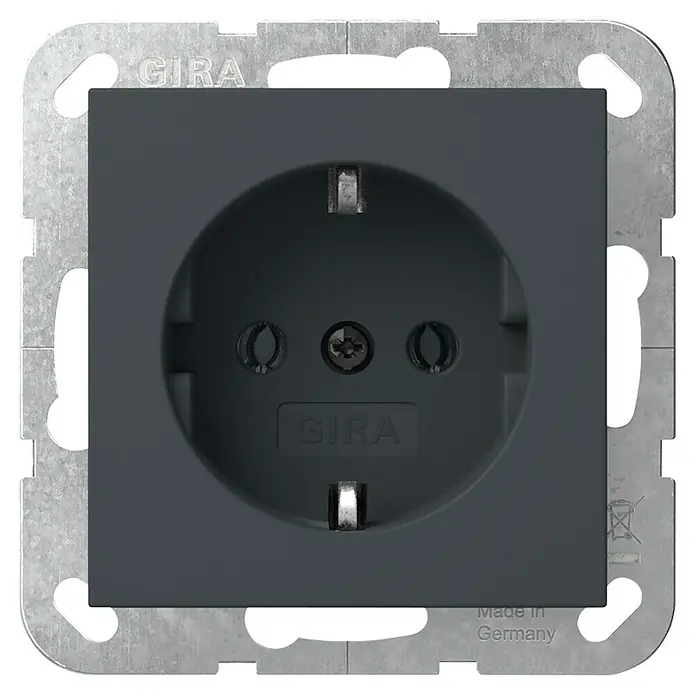 Gira System 55 Steckdose 018828 - Anthrazit, 16 A - Nahaufnahme einer GIRA Steckdose in Anthrazit mit Metalleinfassung, die hochwertige Verarbeitung und modernes Design vereint.