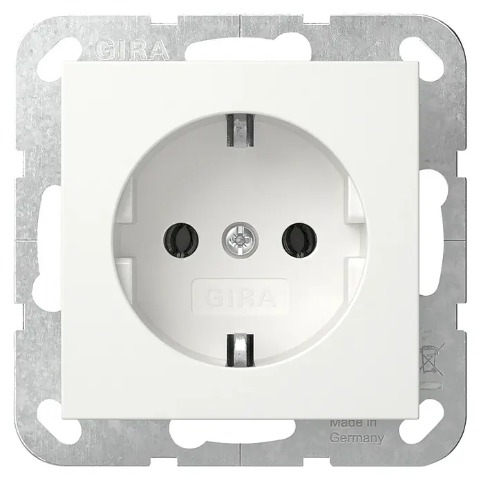 Gira System 55 Steckdose 018803 - Reinweiß glänzend, Kunststoff, Unterputzmontage - Nahaufnahme einer Gira Schuko-Steckdose in Weiß mit Metalleinfassung, die Funktionalität und modernes Design vereint.