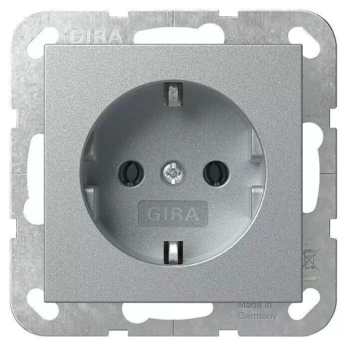 Gira System 55 Steckdose 018826 - Alu, 16 A - Silberne GIRA Schuko-Steckdoseneinsatz mit Metall-Montagerahmen, bereit zur Installation.