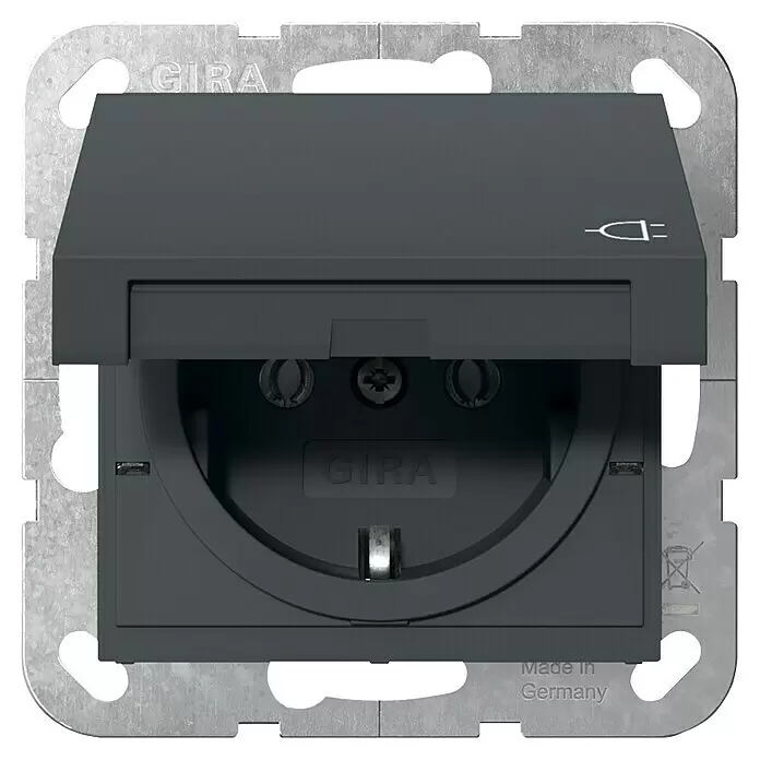 Gira System 55 Klappdeckelsteckdose 045428 - Anthrazit, 16 A, IP20 - Dunkelgraue Gira Steckdose mit Klappdeckel, sichtbaren Kontakten und Schutzkontaktstift, auf Metall-Montagerahmen.