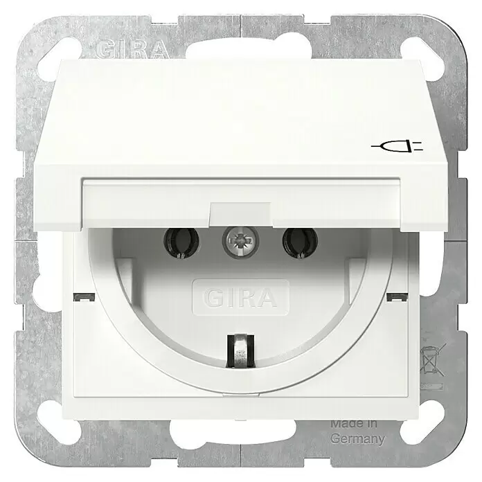 Gira System 55 Klappdeckelsteckdose 045427 - Reinweiß seidenmatt, 16 A, IP20 - Weiße GIRA Steckdose mit Klappdeckel, eingerahmt von einer Metallmontageplatte. Made in Germany.