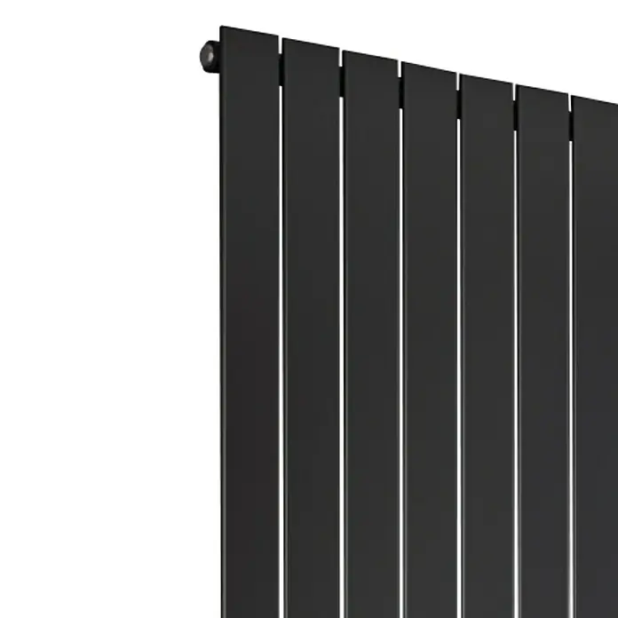 Ximax Raumheizkörper P1 - B x H: 445 x 1.800 mm, Wärmeleistung bei Vorlauftemperatur von 75 °C (D: 50): 858 W, Anthrazit, Mit Mittelanschluss - Nahaufnahme eines modernen, schwarzen Heizkörpers mit vertikalen Paneelen und einem minimalistischen Design. Ideal für stilvolle Wohnräume.