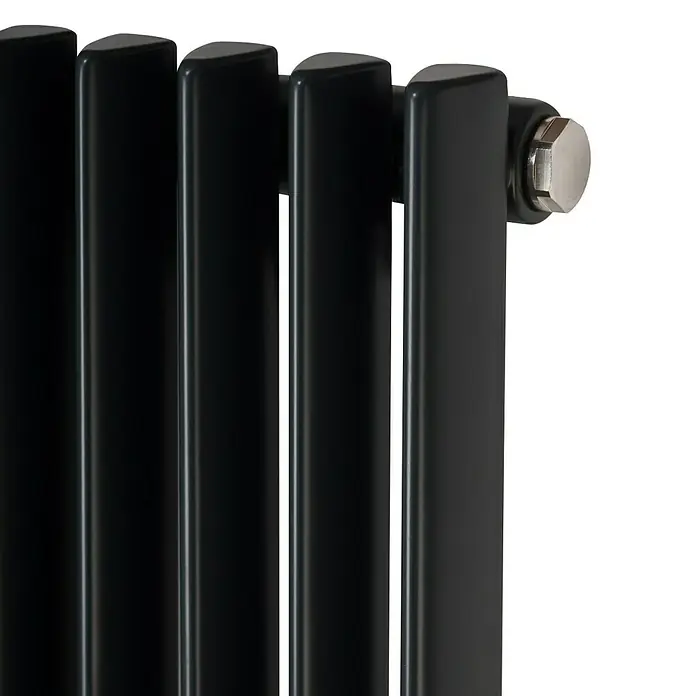Ximax Raumheizkörper Triton - B x H: 450 x 1.800 mm, Wärmeleistung bei Vorlauftemperatur von 75 °C (D: 50): 1.080 W, Anthrazit - Nahaufnahme eines eleganten schwarzen Heizkörpers mit einem hervorstechenden silbernen Verschluss, der das moderne Design hervorhebt.