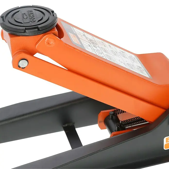 Bahco Hydraulischer Rangierwagenheber BH13000 - Hubhöhe: 90 mm - 550 mm - Nahaufnahme eines orangefarbenen Wagenhebers mit schwarzer Basis. Das Werkzeug ist für Reparatur und Wartung gedacht.