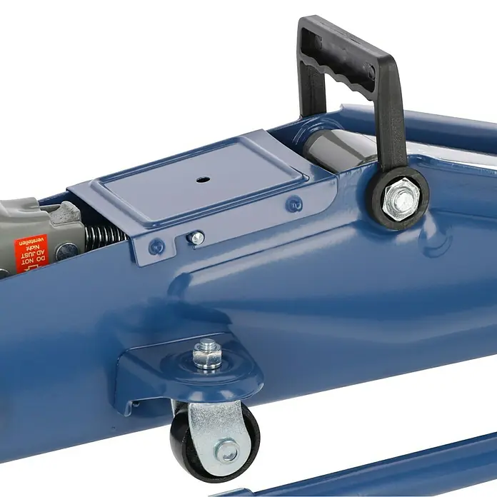 Cartrend Hydraulischer Rangierwagenheber - Belastbarkeit: 2.000 kg - Nahaufnahme eines blauen Wagenhebers mit schwarzem Griff und Rädern, ideal für Autoreparaturen und Wartungsarbeiten.