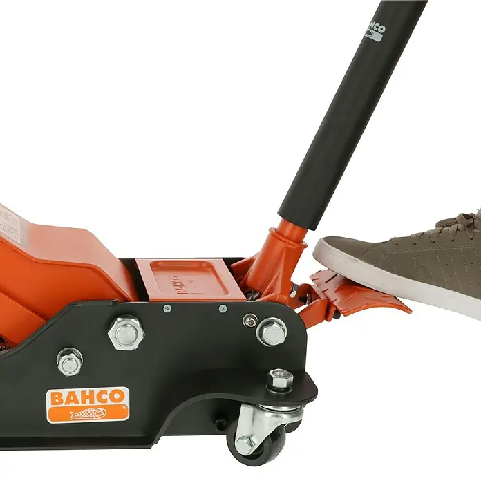 Bahco Hydraulischer Rangierwagenheber BH13000 - Hubhöhe: 90 mm - 550 mm - Nahaufnahme eines orangefarbenen Bahco Wagenhebers mit schwarzem Griff und Fußpedal, der ein Fahrzeug anhebt.