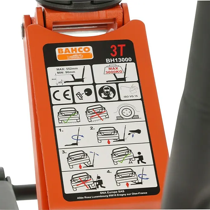 Bahco Hydraulischer Rangierwagenheber BH13000 - Hubhöhe: 90 mm - 550 mm - Nahaufnahme eines orangefarbenen Wagenhebers von BAHCO mit technischen Daten und Sicherheitshinweisen.