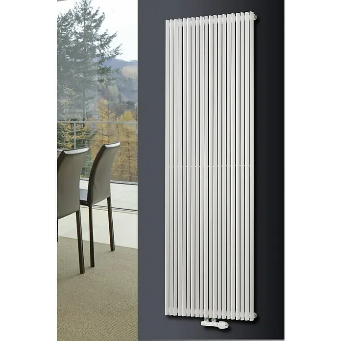Ximax Raumheizkörper Triton - B x H: 330 x 1.800 mm, Wärmeleistung bei Vorlauftemperatur von 75 °C (D: 50): 792 W, Weiß - Ein moderner, weißer Heizkörper mit vertikalen Lamellen hängt an einer dunklen Wand und sorgt für Wärme und ein stilvolles Ambiente im Raum.