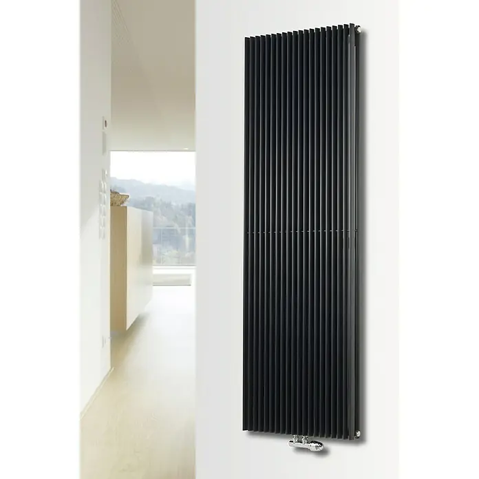 Ximax Raumheizkörper Triton Duplex - B x H: 600 x 1.800 mm, Wärmeleistung bei Vorlauftemperatur von 75 °C (D: 50): 2.101 W, Anthrazit - Ein vertikal montierter, schlanker Rippenheizkörper in Schwarz, der modernes Design und effiziente Wärmeleistung vereint, ist abgebildet.
