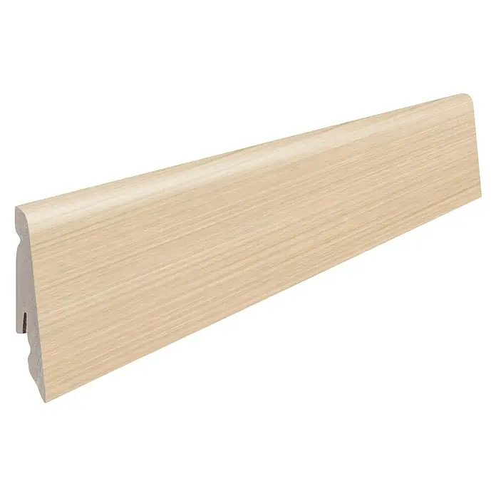Living by Haro Sockelleiste Ahorn - 220 cm x 19 mm x 58 mm, MDF - Detailaufnahme einer hellen Holzfußleiste mit abgerundeter Oberkante, ideal für moderne Innenräume und Bodenabschlüsse.