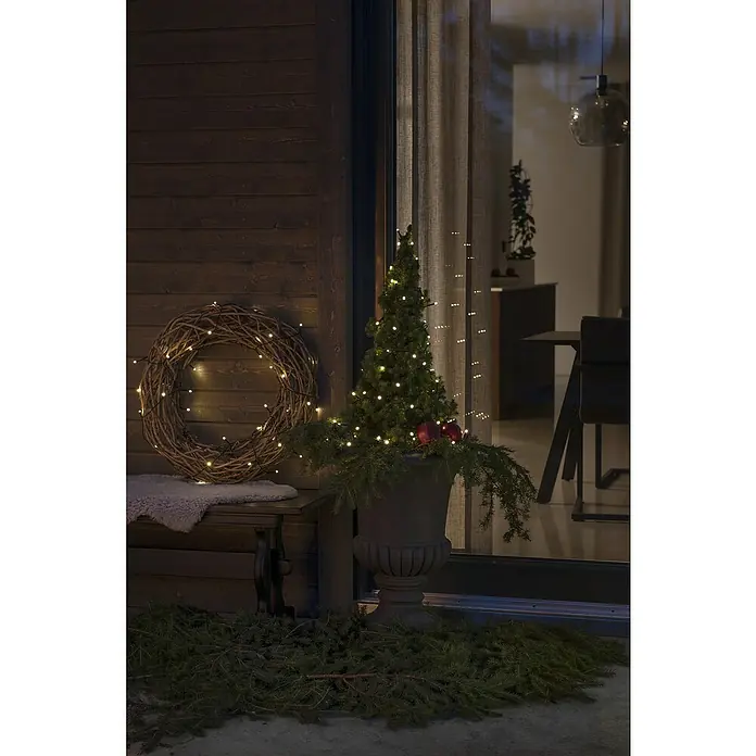 Konstsmide LED-Lichterkette - Außen, Lichtfarbe: Warmweiß, Anzahl Leuchtmittel: 20 Stk., Batteriebetrieben, Schwarz - Weihnachtliche Außendekoration mit beleuchtetem Kranz und kleinem Tannenbaum im Topf, festliche Atmosphäre für den Eingangsbereich.