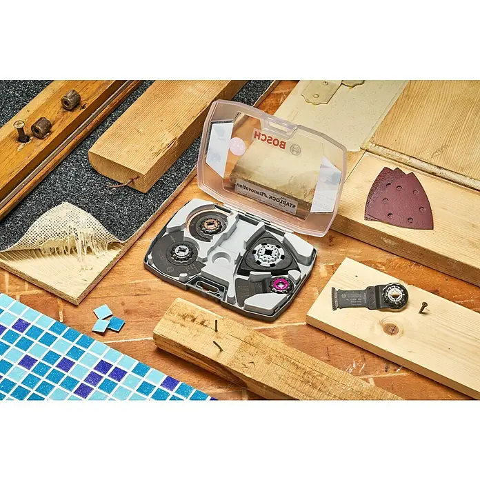 Bosch Zubehör-Set Starlock Set Best of Renovation - 8 Stk. - Produktansicht eines Bosch Starlock-Werkzeugsets, das für verschiedene Renovierungsarbeiten geeignet ist, mit verschiedenen Werkstücken im Hintergrund.