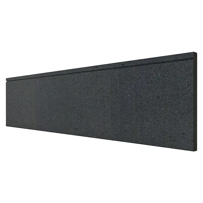Fensterbank King Black - 101 x 20 x 2 cm, Schwarz, Naturstein, Gabbro - Ein detailliertes Bild einer dunklen Arbeitsplatte aus Naturstein mit feiner Textur und abgerundeten Kanten, ideal für Küchen und Bäder.