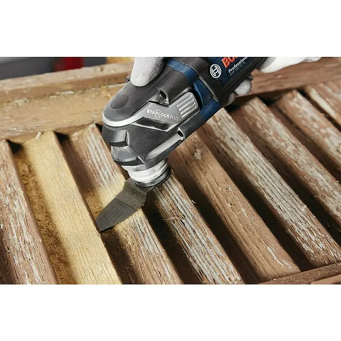 Bosch Zubehör-Set Starlock Best of Sanding6 Stk. - Nahaufnahme eines Bosch GOP 350 CE SL Multifunktionswerkzeugs beim Schleifen eines Holzobjekts.