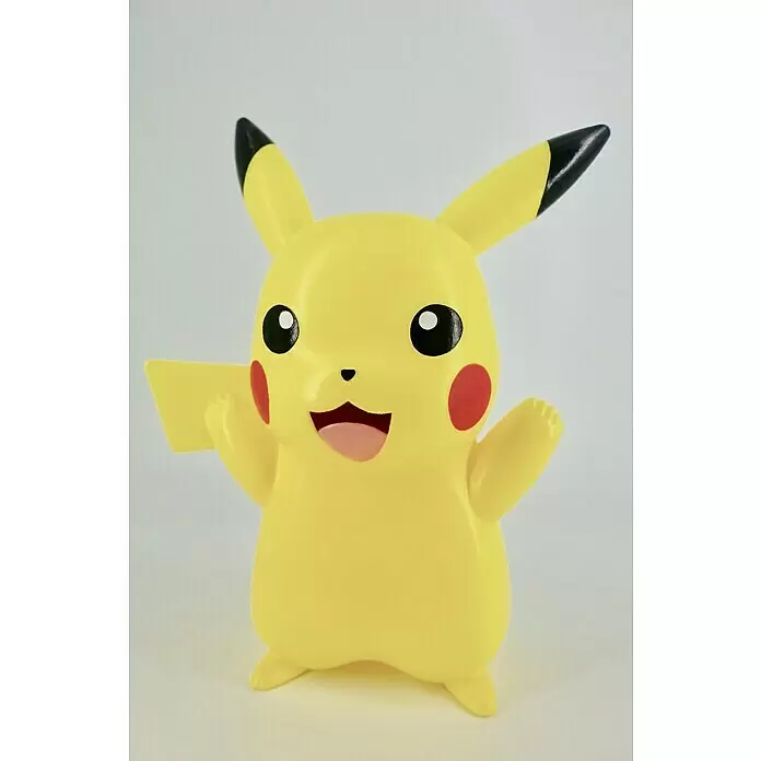 Lámpara LED decorativa Pikachu - L x An x Al: 12,5 x 19 x 25 cm - Figura de Pikachu amarillo brillante con orejas de punta negra, mejillas rojas, ojos negros y boca abierta mostrando una lengua rosa.