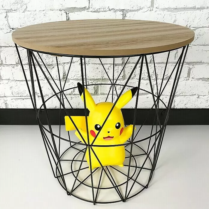 Lámpara LED decorativa Pikachu - L x An x Al: 12,5 x 19 x 25 cm - Mesa auxiliar redonda con tablero de madera clara y base de alambre metálico negro, con una figura de Pikachu amarilla dentro.