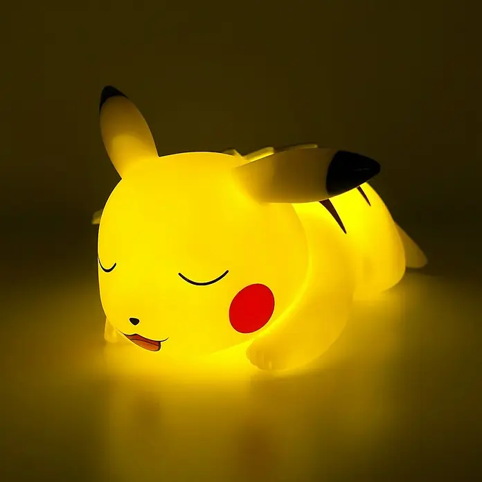 Lámpara LED decorativa Pikachu dormido - L x An x Al: 25 x 13 x 20 cm - Luz nocturna Pikachu durmiente. Una linda luz nocturna amarilla con forma de Pikachu, perfecta para cuartos infantiles.