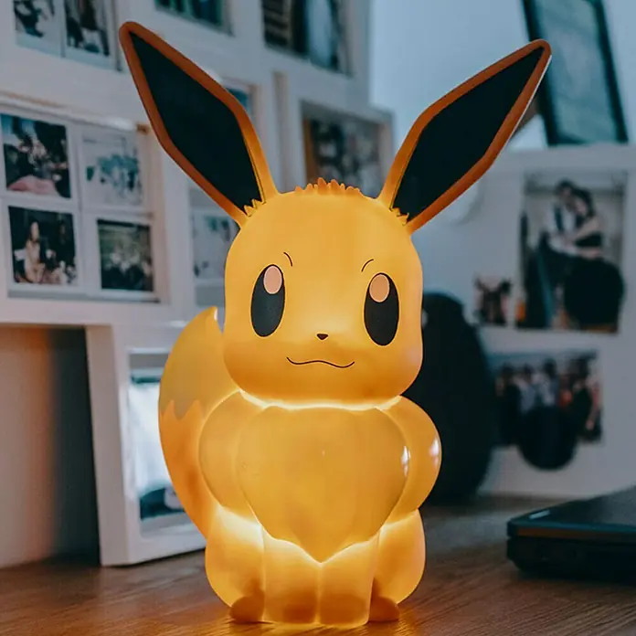 Lámpara LED decorativa Eevee - L x An x Al: 21,5 x 14,5 x 32,5 cm - Adorable lámpara de Eevee que emite un brillo cálido, creando un ambiente acogedor. Perfecta para los fans de Pokémon.