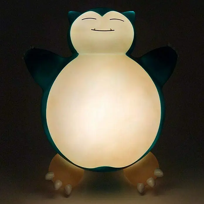 Lámpara LED decorativa Snorlax - L x An x Al: 25 x 21 x 10,5 cm - Una luz de noche Snorlax con el Pokémon Snorlax, que emite un brillo suave y reconfortante. Perfecto para habitaciones infantiles.