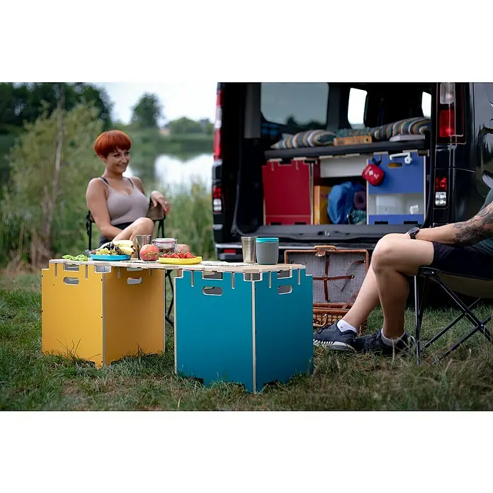Vojo Camper Ausbau-Set Nomad - 23 -tlg., Geeignet für: Transporter - Vielseitiger Campingtisch mit modularen Aufbewahrungswürfeln in Gelb und Blau für den Outdoor-Einsatz.