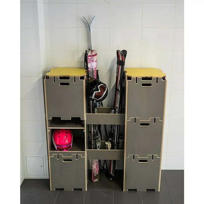 Vojo Camper Ausbau-Set Nomad - 23 -tlg., Geeignet für: Transporter - Ski-Aufbewahrungseinheit aus Holz mit Fächern für Helme und Skier. Praktische und stilvolle Lösung für die Ski-Ausrüstung.