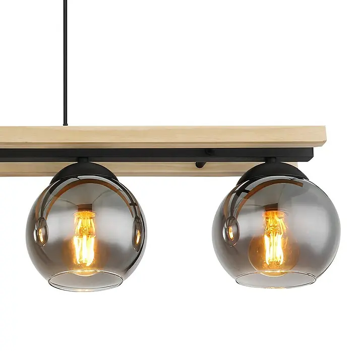 Globo Pendelleuchte CONNI - Anzahl Leuchtmittel: 4 Stk., 25 W, L x B x H: 85 x 15 x 120 cm, E27 - Nahaufnahme einer modernen Pendelleuchte mit Holzdetails und grauen Glaskugeln, die warmes Licht spenden.