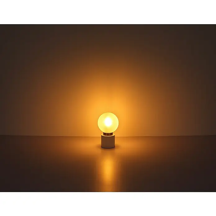 Globo Tischleuchte rund MARKA - 25 W, Ø x H: 15 x 24,5 cm, Nickel-matt, E14 - Nahaufnahme einer leuchtenden, runden Tischlampe mit warmem Licht auf einem glatten Untergrund, die eine gemütliche Atmosphäre erzeugt.