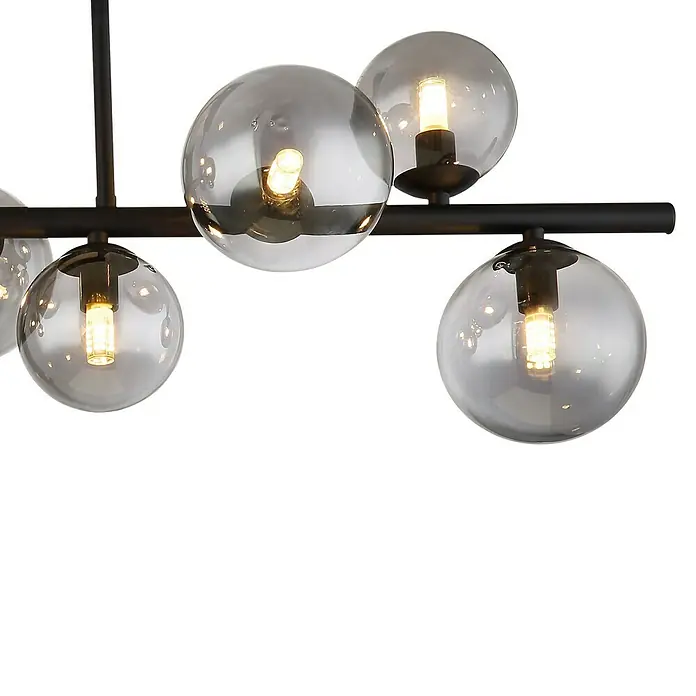 Globo Riha LED-Deckenleuchte RIHA - 3,5 W, L x B x H: 87 x 28 x 37 cm, Schwarz-matt, Warmweiß - Nahaufnahme einer modernen Pendelleuchte mit Glaskugeln und warmweißem Licht, die ein stilvolles Ambiente erzeugt.