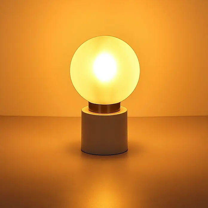 Globo Tischleuchte rund MARKA - 25 W, Ø x H: 15 x 24,5 cm, Nickel-matt, E14 - Nahaufnahme einer modernen Tischlampe mit einem runden Lampenschirm, die ein warmes, einladendes Licht ausstrahlt.