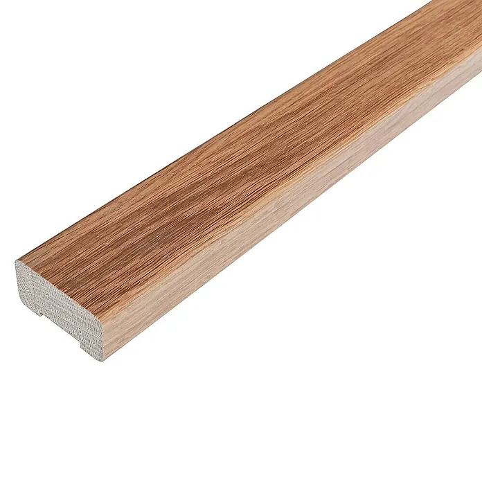 Treba Frewa Handlauf CubeRail B121 - Eiche, 200 x 5 x 2,5 cm - Detailaufnahme einer Holzleiste mit sichtbarer Maserung, ideal für den Innenausbau und zur Dekoration von Wohnräumen.