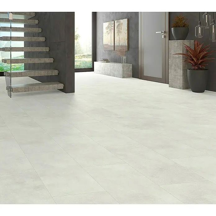 Classen Designbodenmuster Pro Nature Milford310 x 203 x 4 mm, Fliesenoptik - Heller Raum mit weißen Bodenfliesen, Treppe und dekorativen Pflanzen. Die Bodenfliesen erzeugen ein sauberes und modernes Ambiente.