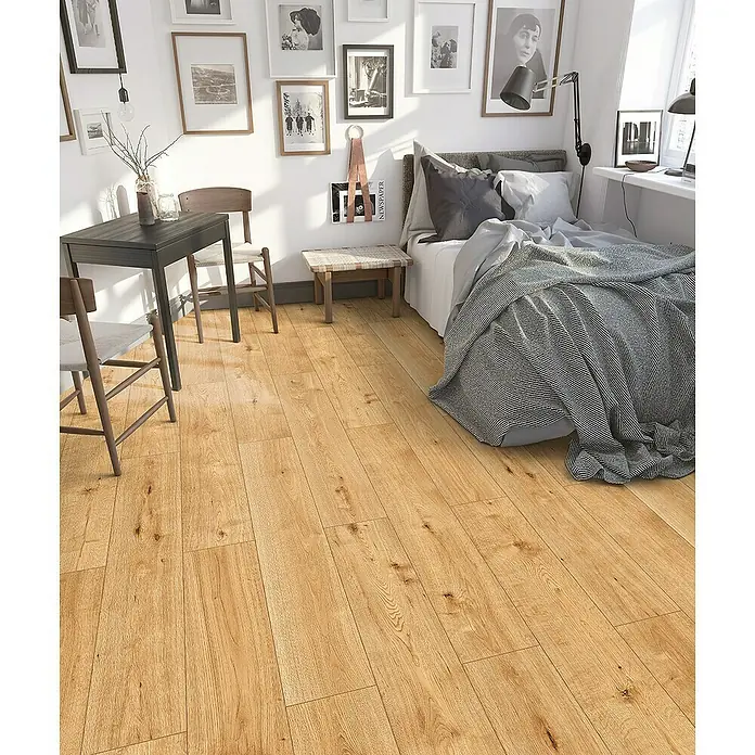 Classen Designboden Pro Nature - Camac, Landhausdiele, 1.290 x 203 x 4 mm - Bild eines hellen Holzbodenbelags in einem Schlafzimmer, der eine warme und einladende Atmosphäre schafft.