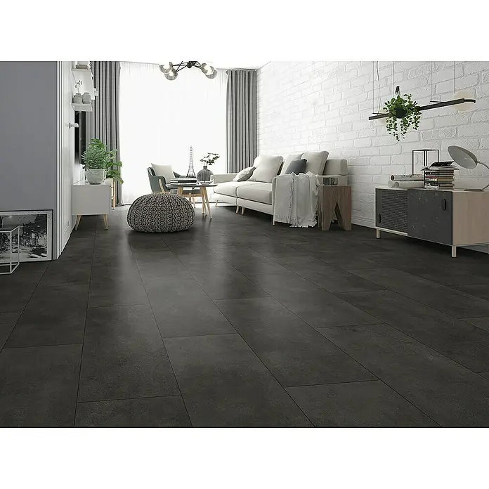 Classen Designboden Pro Nature - Freemount, Fliese, 638 x 310 x 4 mm - Innenaufnahme eines Wohnzimmers mit modernen Möbeln und dunklen Bodenfliesen, die eine elegante Atmosphäre schaffen.