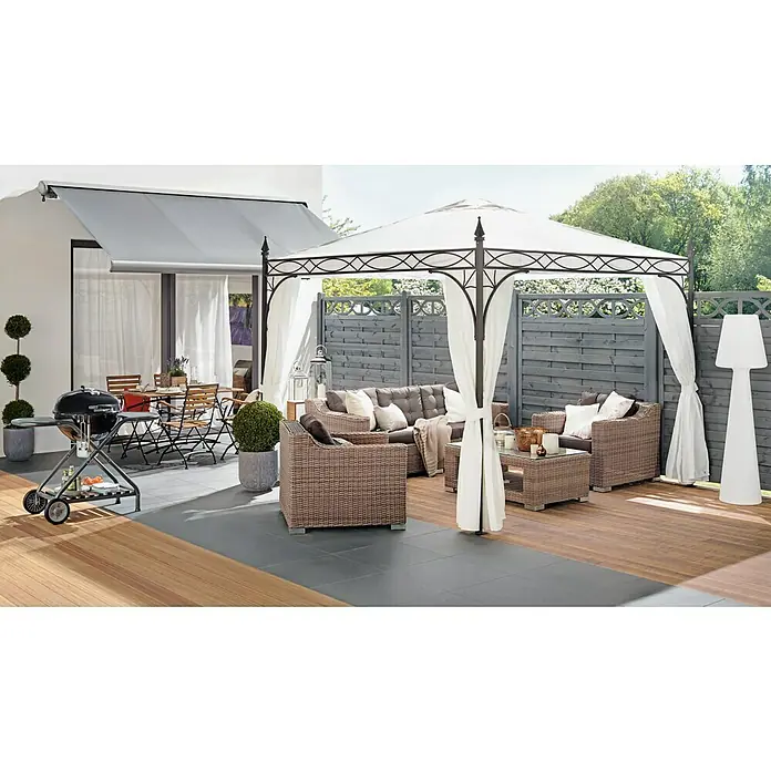 New Garden Design-Außenleuchte Lola 165 - Höhe: 165 cm, Leistung: 22 W, Warmweiß - Ein stilvoller Gartenbereich mit einer überdachten Lounge und einem Grillplatz, ideal für entspannte Stunden im Freien.
