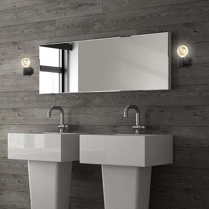 Briloner Wandleuchte KOSOL - 10 W, Schwarz, E27 - Das Bild zeigt ein Doppelwaschbecken mit einem Spiegel und zwei Lampen. Das Waschbecken ist modern und minimalistisch gestaltet, mit klaren Linien.