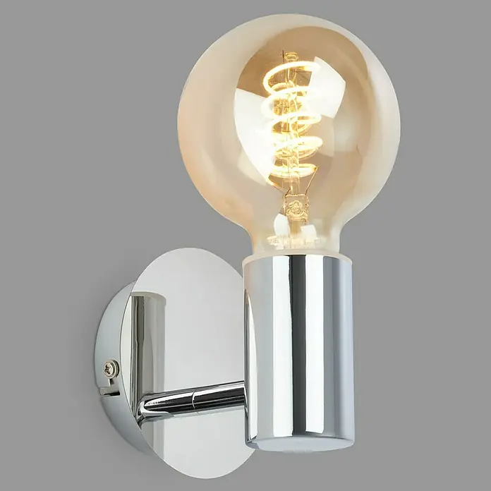 Briloner Wandleuchte KOSOL - 10 W, Chrom, E27 - Nahaufnahme einer eleganten Wandleuchte mit einer dekorativen Glühbirne und einem polierten Chromfinish.