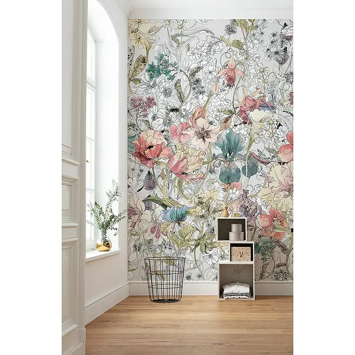 Komar Infinity 2 Fototapete Magic MeadowB x H: 200 x 250 cm, Vlies - Elegantes Interieur mit floraler Tapete, minimalistischen Regalen und einem modernen Drahtkorb, die zusammen ein stilvolles Ambiente schaffen.