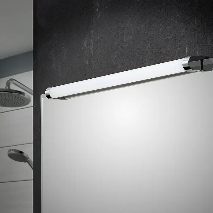 Briloner LED-Spiegelleuchte - L x B x H: 57,2 x 3,2 x 4,3 cm - Nahaufnahme einer LED-Badleuchte mit Chromdetails, die eine moderne und elegante Beleuchtungslösung für Badezimmerspiegel bietet.