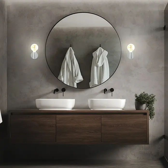 Briloner Wandleuchte KOSOL - 10 W, Chrom, E27 - Elegantes Badezimmerdesign mit zwei runden Waschbecken und stilvollen Wandleuchten, die eine warme Atmosphäre schaffen.