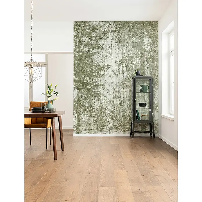 Komar Infinity 2 Fototapete Fading Forest - B x H: 200 x 250 cm, Vlies - Esszimmer mit einem eleganten Holztisch, Stuhl und einer Vitrine, die dem Raum eine stilvolle Note verleihen. Der Holzboden rundet das Gesamtbild ab.
