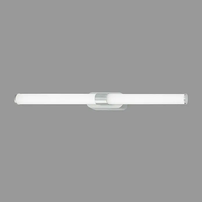 Briloner LED-Spiegelleuchte RUNT - 9 W, L x B x H: 60 x 4,5 x 6,5 cm, Chrom-matt, Neutralweiß - Eine moderne, lange LED-Badezimmerleuchte mit silberfarbener Halterung vor einem grauen Hintergrund. Elegante Badezimmerbeleuchtung.