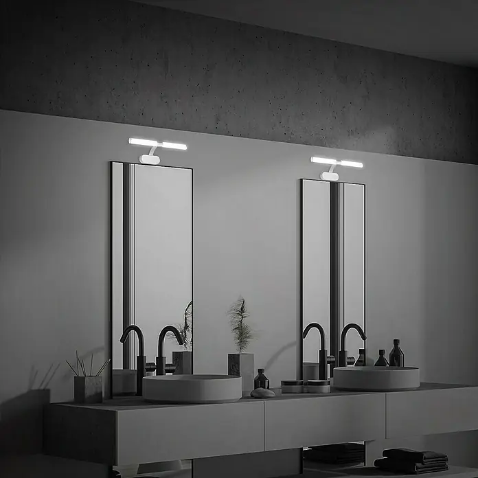 Briloner LED-Spiegelleuchte RUNT - 6 W, L x B x H: 40 x 10 x 16,5 cm, Chrom-matt, Neutralweiß - Elegantes Badezimmer mit zwei Waschbecken und beleuchteten Spiegeln. Die minimalistische Ästhetik wird durch die moderne Beleuchtung hervorgehoben.