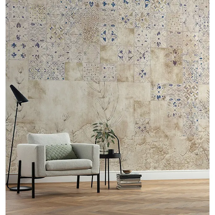 Komar Infinity 2 Fototapete Murmurous Marrakesh - B x H: 400 x 250 cm, Vlies - Ein gemütlicher Raum mit einem modernen Sessel, einer Stehlampe und einer Wand mit einem attraktiven Patchwork-Fliesenmuster.