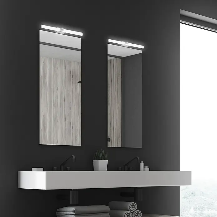 Briloner LED-Spiegelleuchte RUNT - 9 W, L x B x H: 60 x 4,5 x 6,5 cm, Chrom-matt, Neutralweiß - Zwei rechteckige Spiegel über einem modernen, weißen Waschtisch mit dunklen Armaturen in einem stilvollen Badezimmer.