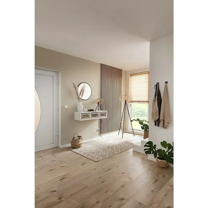 swingcolor Farbtester SIMPLY Wohnraumfarbe - Greige - Nr. 07, Matt, 50 ml - Helle Diele mit Holzboden, weißer Konsole mit Rattankörben, rundem Spiegel und dekorativer Holzpaneelwand für ein stilvolles Ambiente.