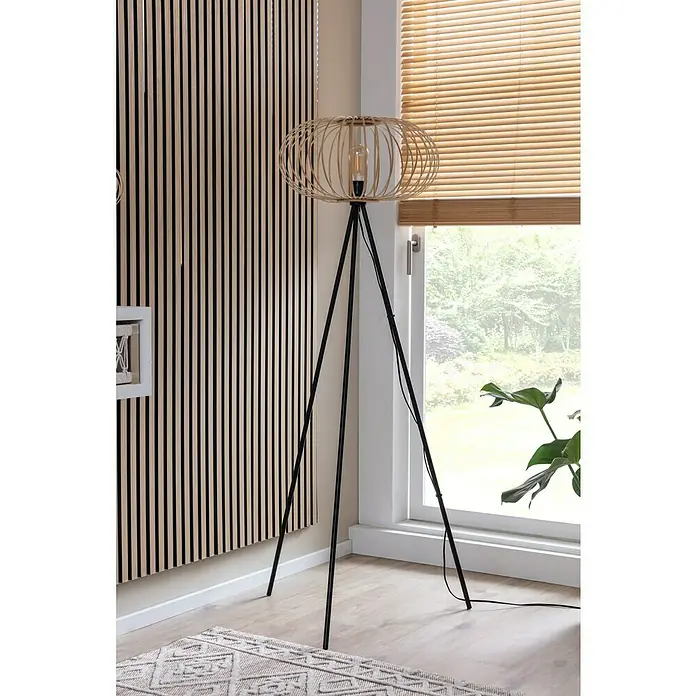 Just Light Racoon Stehleuchte - 40 W, Höhe: 150 cm, Schwarz, natur, E27 - Elegante Stehlampe mit einem Lampenschirm aus Holzstreifen und einem schwarzen Stativ, die eine warme und moderne Atmosphäre schafft.